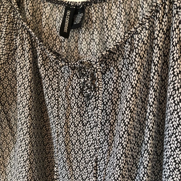 No Comment Large Flowing Blouse. Loose Sleeves. Square Neck. Tie at Neck. - Picture 4 of 6